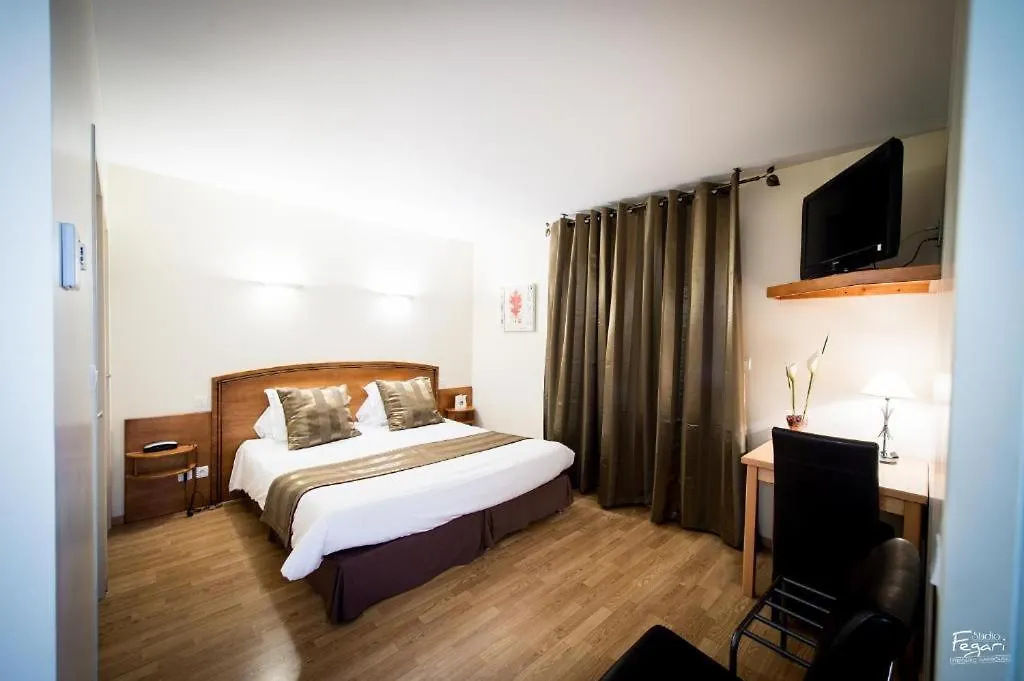 Hotel Le Lion d'Or Saint-Geniez-dʼOlt 3*,